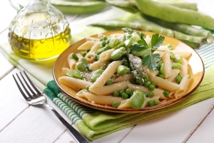 piatto vegetariano - pasta con fave, piselli e asparagi