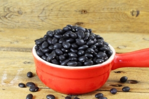 dry black beans in bowl