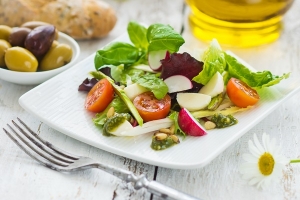 leafy salad and mozzarella with pesto and tomatoes