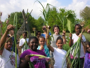 lots of kids holding up onions